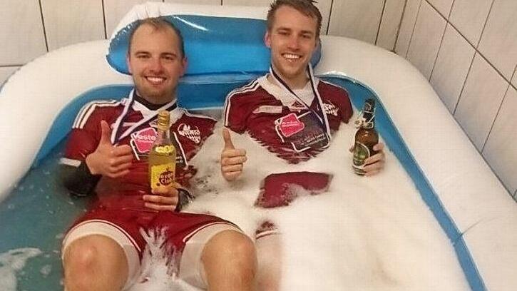 Kein Whirlpool im Sportheim - na und, die Kicker des TSV Meeder machten aus ihrer Not eine Tugend und badeten kurzerhand in einem in der Dusche installierten Schlauchboot. Dominik Gleißner (links) und Kapitän Pascal Wächter ließen sich dabei eines von zahlreichen Bierchen schmecken. Fotos: privat