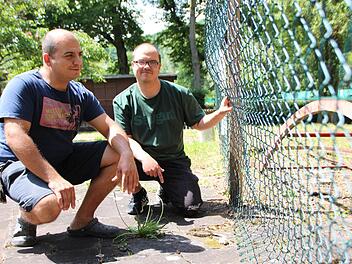 Die Pächter des Tenniscafés Erhan Kurt (links) und Bastian Metz würden die Minigolfanlage in der Lindesmühle gern wiederherrichten.  Foto: B. Borst