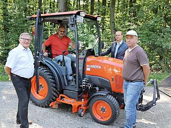 Reinhard Seeber, Thomas Bitter, Herbert Penzkofer und Helmut Grau (v. l.) nehmen den neuen Traktor in Empfang. Foto: Franz Galster