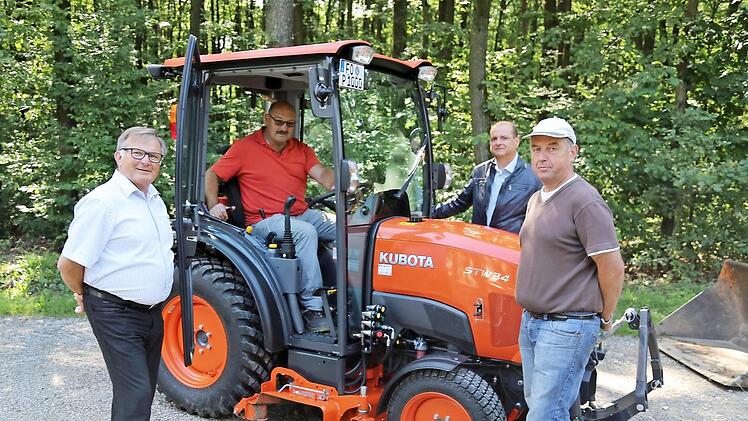 Reinhard Seeber, Thomas Bitter, Herbert Penzkofer und Helmut Grau (v. l.) nehmen den neuen Traktor in Empfang. Foto: Franz Galster