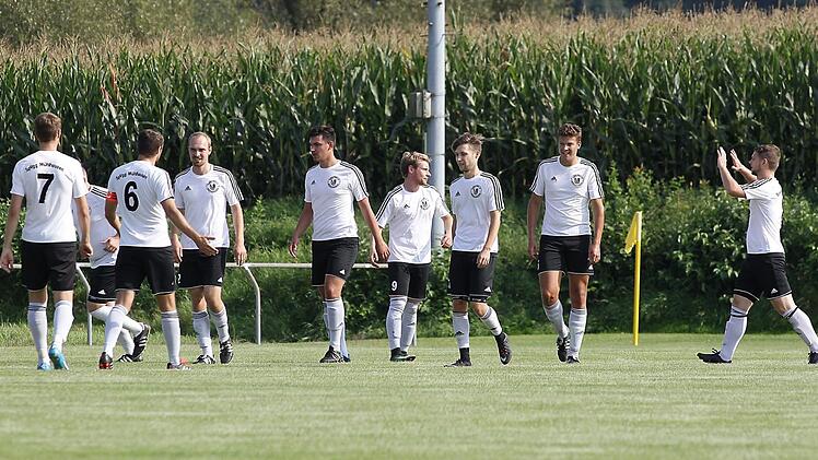 Jubel bei den Mühlhausenern nach dem 0:1 durch Michael Stirnweiss (Vierter von rechts).