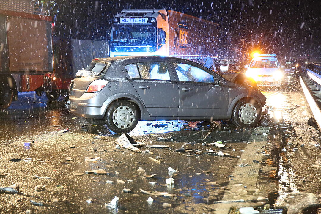 Schwerer Zusammenstoß auf der A93 - Fahrer stirbt noch an der Unfallstelle