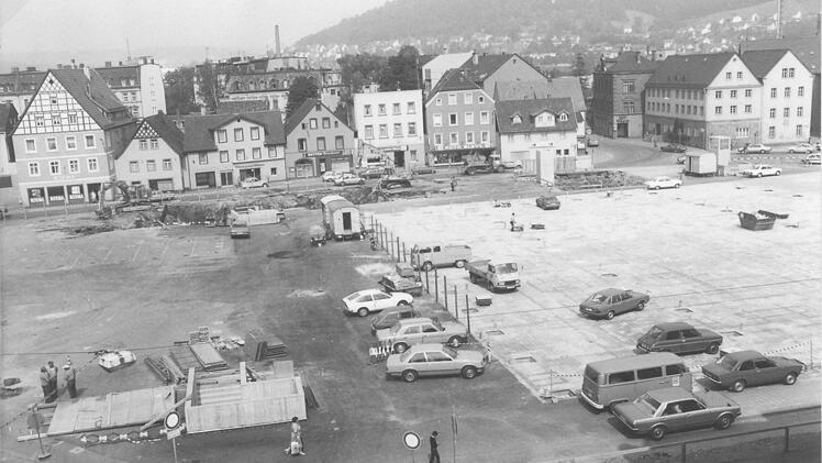 Kurz vor der Fertigstellung im Frühjahr 1980: der neue Kulmbacher Zentralparkplatz. Gepflastert  ist nur der Bereich des Bierzelts, der Rest  wird asphaltiert. Hinten beginnt bereits die Randbebauung. Foto: Stadtarchiv Kulmbach