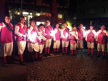 Es sieht schon beschaulich aus, wenn die rot-weiße Truppe sich an einem Samstagabend, vom Oberen Tor kommend, fackeltragend auf der Hauptstraße Richtung Marktplatz begibt.  Hartmut Hessel