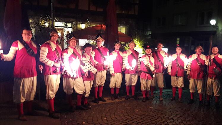 Es sieht schon beschaulich aus, wenn die rot-weiße Truppe sich an einem Samstagabend, vom Oberen Tor kommend, fackeltragend auf der Hauptstraße Richtung Marktplatz begibt.  Hartmut Hessel
