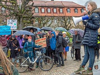 Organisatorin Magdalena Schlags (rechts) bei der Endkundgebung des Streiks in Bayreuth.Franziska Sittig