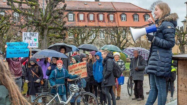 Organisatorin Magdalena Schlags (rechts) bei der Endkundgebung des Streiks in Bayreuth.Franziska Sittig