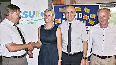 Heidi Müller-Gärtner nimmt Glückwünsche zu ihrer Nominierung vom CSU-Ortsvorsitzenden Rupert Fichtner entgegen. Mit ihr freuen sich (von rechts) Harald Deringer und Wilhelm Schneider.  Foto: Helmut Will