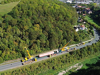 Ladung verrutscht auf Schwertransporter: Bergungsunternehmen mit zwei Kranen im Einsatz
