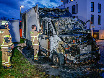 Fahrerkabine von Kleintransporter brennt aus