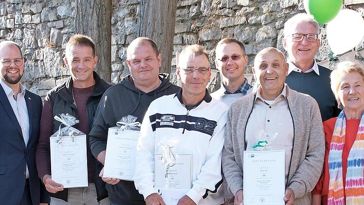 Ehrungen (von links): Betriebsratsvorsitzender Harald Morper, Jan-Markus Momberg, Justiziar der IHK Würzburg), Andreas Kleinhenz (25 Jahre), Matthias Herterich (25 Jahre), Michael Koch (25 Jahre), Sergej Brumm (25 Jahre), Klaus Polz (50 Jahre), Au...
