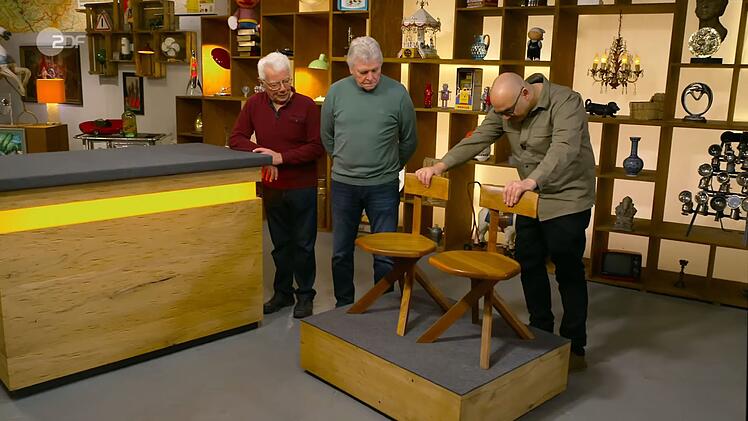 Experte Sven Deutschmanek betrachtete die Mitbringsel der Schwäger Erich und Fritz aus Karlsbad genau. Die beiden Holzstühle wirkten alles andere als neu, doch sah man ihnen auch eine Design-Finesse an.