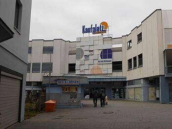 Ein trister Anblick: Der Kaufplatz. Vor einem Jahr sind dort die Lichter ausgegangen. Foto: Katrin Geyer