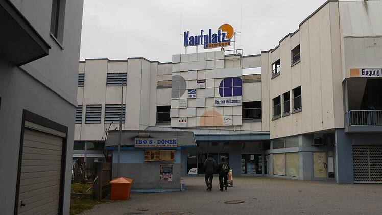 Ein trister Anblick: Der Kaufplatz. Vor einem Jahr sind dort die Lichter ausgegangen. Foto: Katrin Geyer