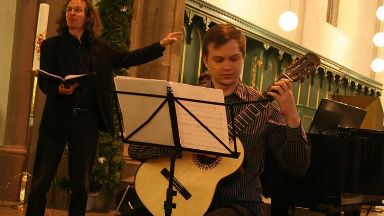 Johannes Künel sorgte auf der Gitarre bei den Fischgesängen für musikalische Untermalung. Foto: Sonja Adam