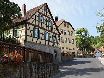 Die Ortsmitte von Pfaffenhausen mit dem Leonhardi-Haus, der alten Schule und der Kirche Fotos: Arkadius Guzy
