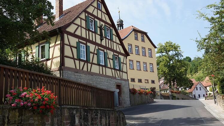 Die Ortsmitte von Pfaffenhausen mit dem Leonhardi-Haus, der alten Schule und der Kirche Fotos: Arkadius Guzy