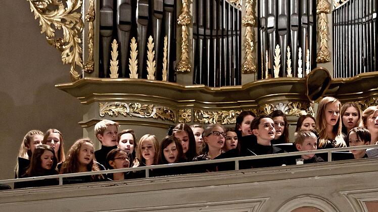 Von der Orgelempore herab sang die erweiterte Jugendkantorei St. Moriz.