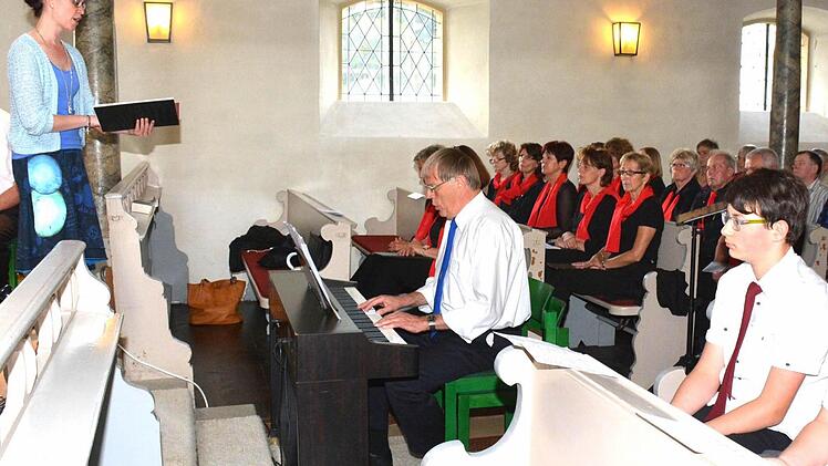 Solistin Sonja Miranda-Martinez (links) und Gesamtleiter Manfred Lutz (an der Orgel) garantierten dafür, dass das Kirchenkonzert wieder zu einem Leckerbissen für die Zuhörer wurde.  Foto: Schmidt