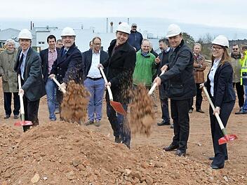 Symbolischer erster Spatenstich für den Annapark in Rödental (von links): Thomas Engel, Michael Busch, Marco Steiner sowie Andreas Gerlach und Miriam Seeberger von Ten Brinke Foto: Rainer Lutz