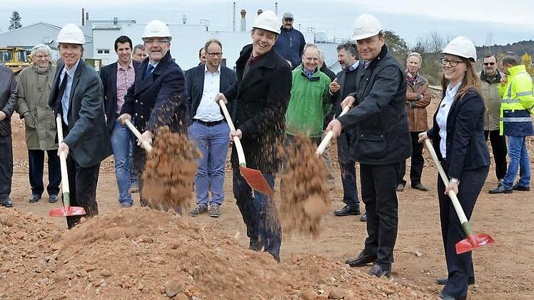 Symbolischer erster Spatenstich für den Annapark in Rödental (von links): Thomas Engel, Michael Busch, Marco Steiner sowie Andreas Gerlach und Miriam Seeberger von Ten Brinke Foto: Rainer Lutz