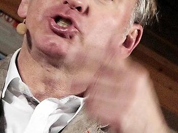 Christian Springer erklärt die Politik der Staatsregierung und die Weltpolitik.  Foto: Josef Hofbauer