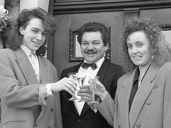 Am 29.2.92 stießen Mariola Zorzytzky (rechts) und Stefan Oswald (links) mit dem Bad Brückenauer Bürgermeister Hans Rohrmüller auf ihre ungewöhnlichen Geburtstagstage an. Fotos: Ralf Ruppert/Archiv/M.Klein
