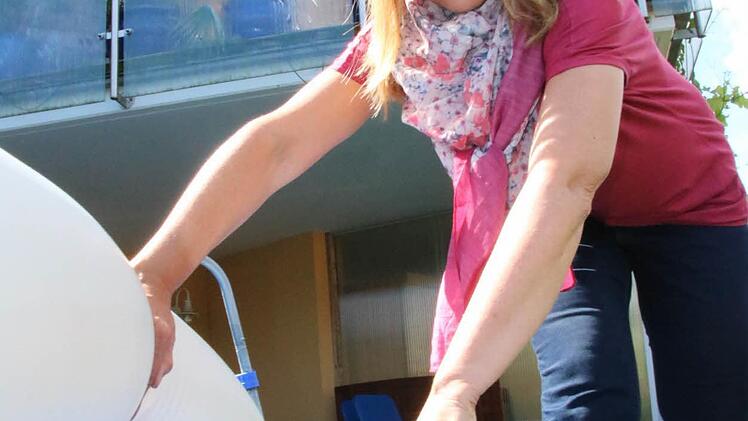 Die Bad Kissingerin Karin Matthes ist das jüngste Opfer des ominösen Poolschlitzers oder eines Nachahmers: In der Nacht hat er am Altenberg ein Schwimmbecken und zwei Luftmatratzen beschädigt. Foto: Ralf Ruppert