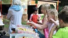 Heiß begehrt bei den Schülern war der von den Eltern betreute Obststand. Foto: Julia Raab