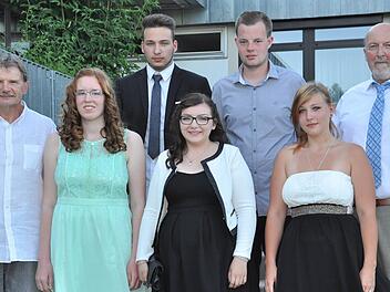 Die stolzen Lehrer mit besten Absolventen (v. l.): Klassleiter Rudolf Ritz, Lisa Weipert, Mesut Gül, Patricia Lauerbach, Tizian Wegner, Sarina Goldmann und Rektor Wolfgang Wittmann. Foto: Daniel Wiener