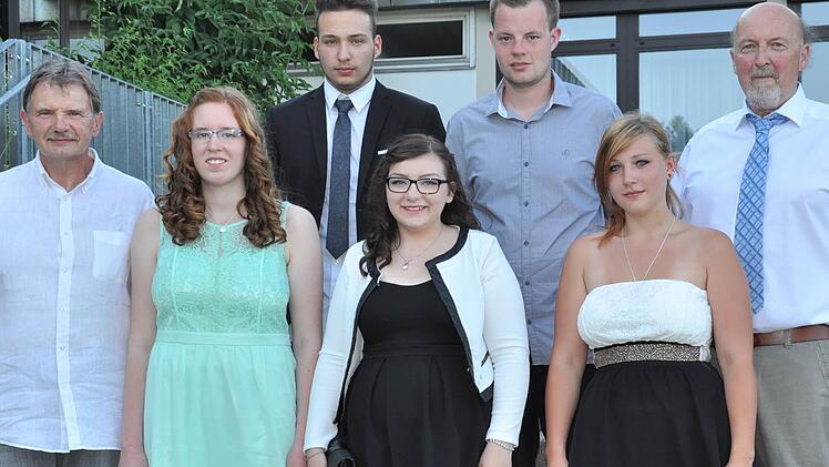 Die stolzen Lehrer mit besten Absolventen (v. l.): Klassleiter Rudolf Ritz, Lisa Weipert, Mesut Gül, Patricia Lauerbach, Tizian Wegner, Sarina Goldmann und Rektor Wolfgang Wittmann. Foto: Daniel Wiener