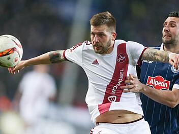 Guido Burgstaller (links) wechselt zu Schalke. Foto: Friso Gentsch, dpa