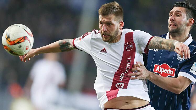 Guido Burgstaller (links) wechselt zu Schalke. Foto: Friso Gentsch, dpa