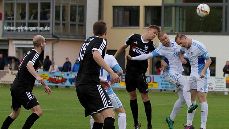 Der Sander Dominic Leim kommt zu einer guten Kopfballchance, der geht aber knapp über die Querlatte. Von links die Sander Florian Gundelsheimer und Manuel Müller, von rechts die Aschaffenburger Janis Häuser und Fabian Galm