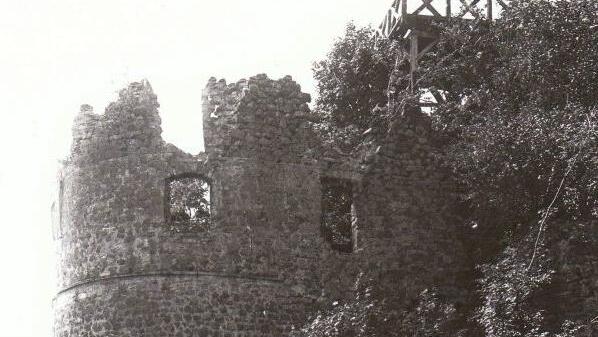 Die Reste der Burg Kilianstein, die auch Götz von Berlichingen, ein Verwandter der von Thüngen, einmal besuchte.              Stadtbibliothek