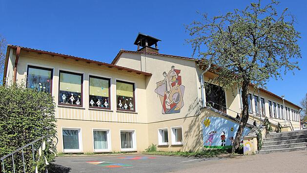 Die Schule in Rottershausen sollte renoviert und die Heizung, an der auch die Halle h&auml;ngt, saniert werden. Die Gemeinde hat daf&uuml;r einen Zuschuss aus einem Investitionsprogramm des Freistaates zur Verbesserung der Schul-Infrastruktur beantragt. Ob das Geld tats&auml;chlich flie&szlig;t, entscheidet sich im Sommer. Dieter Britz