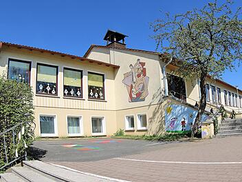 Die Schule in Rottershausen sollte renoviert und die Heizung, an der auch die Halle hängt, saniert werden. Die Gemeinde hat dafür einen Zuschuss aus einem Investitionsprogramm des Freistaates zur Verbesserung der Schul-Infrastruktur beantragt. Ob das Geld tatsächlich fließt, entscheidet sich im Sommer. Dieter Britz