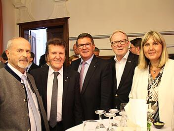 Der Minister mit den lokalen Vertretern (von links): Landtagsabgeordneter Jürgen W. Heike, IHK-Präsident Friedrich Herdan, Wirtschaftsminister Franz Josef Pschierer, Bundestagsabgeordneter Hans Michelbach, Coburgs Zweite Bürgermeisterin Birgit Weber (alle CSU). Foto: Simone Bastian