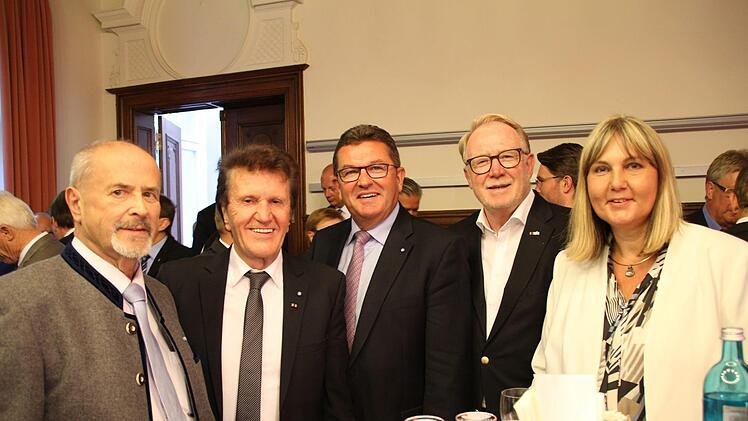 Der Minister mit den lokalen Vertretern (von links): Landtagsabgeordneter Jürgen W. Heike, IHK-Präsident Friedrich Herdan, Wirtschaftsminister Franz Josef Pschierer, Bundestagsabgeordneter Hans Michelbach, Coburgs Zweite Bürgermeisterin Birgit Weber (alle CSU). Foto: Simone Bastian