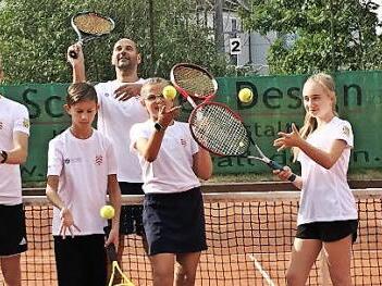 Die Nachwuchsarbeit wird beim TC Kronach nach einer siebenjährigen Auszeit forciert. In dieser Saison nahm erstmals wieder eine Mannschaft am Punktspielbetrieb teil. Unser Bild zeigt (v. l.) Louis Müller, Niklas Roth, Kilian Neubauer, Trainer Dirk Schneider, Elli Schneider, Lara Tönnesmann und Luis Gesslein.  Foto: H. Franz