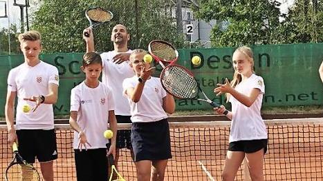 Die Nachwuchsarbeit wird beim TC Kronach nach einer siebenjährigen Auszeit forciert. In dieser Saison nahm erstmals wieder eine Mannschaft am Punktspielbetrieb teil. Unser Bild zeigt (v. l.) Louis Müller, Niklas Roth, Kilian Neubauer, Trainer Dirk Schneider, Elli Schneider, Lara Tönnesmann und Luis Gesslein.  Foto: H. Franz