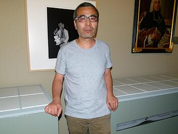 Der chinesische Künstler Meng Huang stellt im Bamberger Diözesanmuseum seine Epitaphe für Tibet aus. Die Namen der toten Tibeter - in Brailleschrift auf den Porzellantafeln - müssen erfühlt werden.  Foto: Marion Krüger-Hundrup