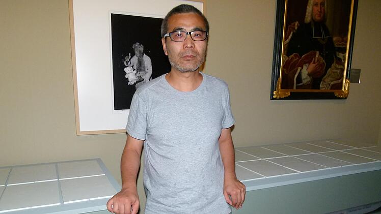 Der chinesische Künstler Meng Huang stellt im Bamberger Diözesanmuseum seine Epitaphe für Tibet aus. Die Namen der toten Tibeter - in Brailleschrift auf den Porzellantafeln - müssen erfühlt werden.  Foto: Marion Krüger-Hundrup