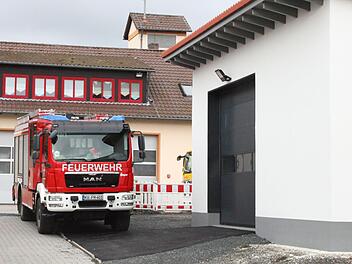 Das alte Feuerwehrhaus wird saniert (im Hintergrund), eine neue Fahrzeughalle wurde bereits errichtet (rechts). Foto: Alexander Hartmann