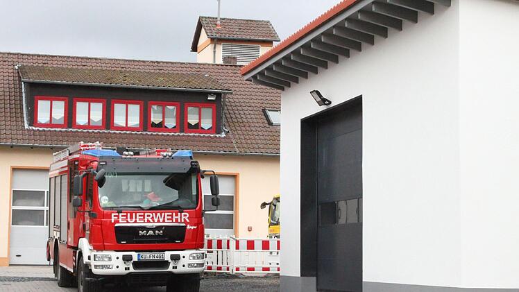 Das alte Feuerwehrhaus wird saniert (im Hintergrund), eine neue Fahrzeughalle wurde bereits errichtet (rechts). Foto: Alexander Hartmann