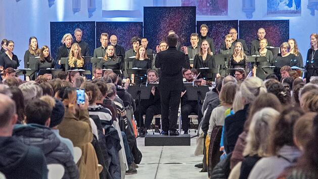 Der Kammerchor, das Blechbl&auml;serensemble und das Streichorchester der Universit&auml;t gestalten den Abend.