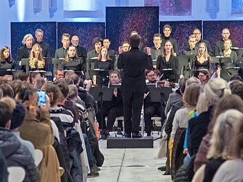 Der Kammerchor, das Blechbläserensemble und das Streichorchester der Universität gestalten den Abend.