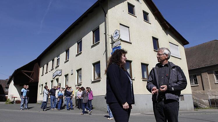 Christine Schmitt und Klaus Schulz besprechen den ersten Erfolg  auf dem Weg zum Bürgerhaus. Foto: Matthias Hoch