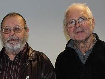 Für 300 Spiele und sein Engagement beim KSV ehrte der scheidende Vorsitzende Karl Josef Räder (rechts) den 72-jährigen Horst Keeß. Räder sprach von einem "Sportler der Superlative". Foto: Dietz