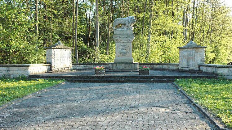im Fokus der Bürgerwerkstatt stand auch das Umfeld am Kriegerdenkmal. Foto: Schmidt